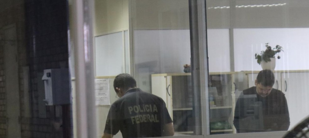 Policias federais cumprem mandado na Seinfra, em Teresina — Foto: Lorena Linhares/G1