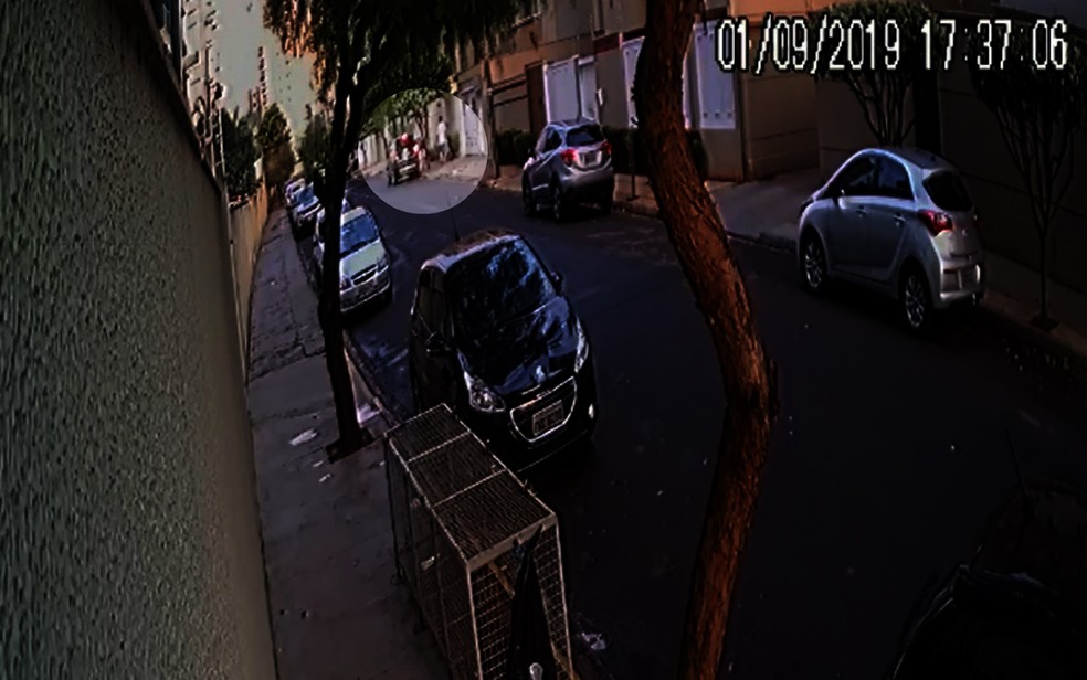 VÃ­deo mostra empresÃ¡rio se aproximando do carro da mulher em RibeirÃ£o Preto â Foto: ReproduÃ§Ã£o/EPTV