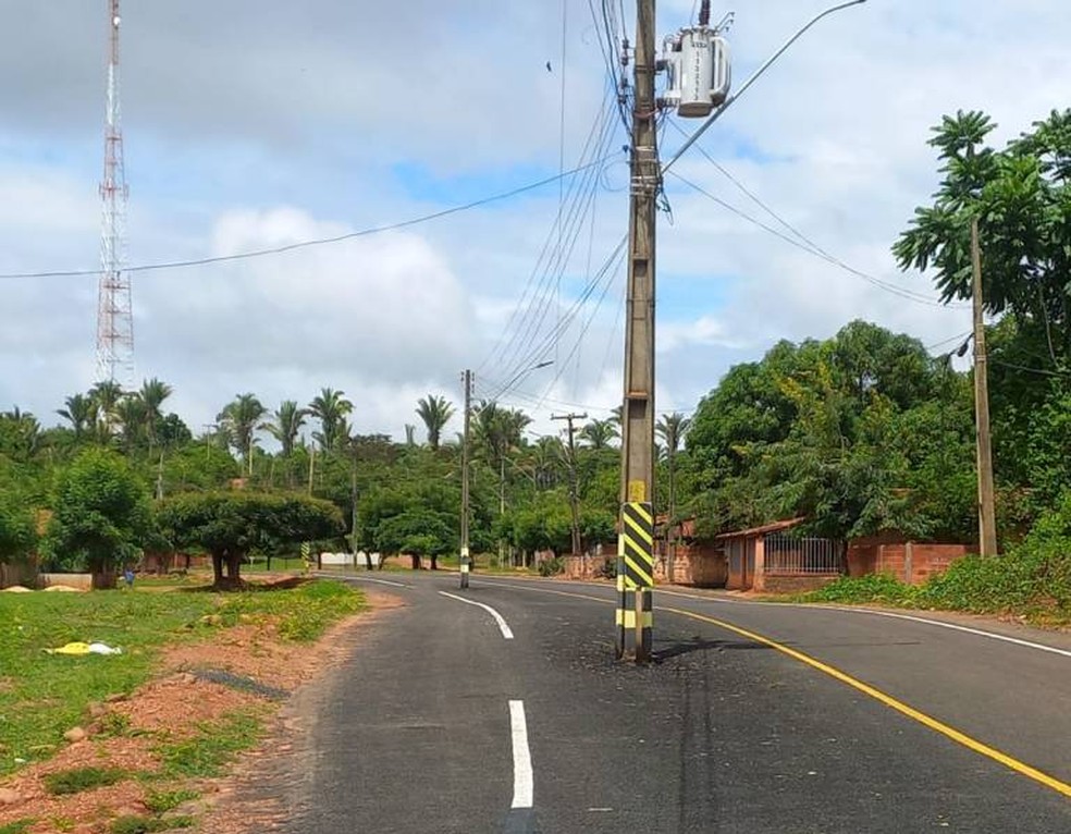 Moradores de comunidade rural reclamam de asfalto construído sob postes de energia, em Miguel Alves — Foto: Reprodução