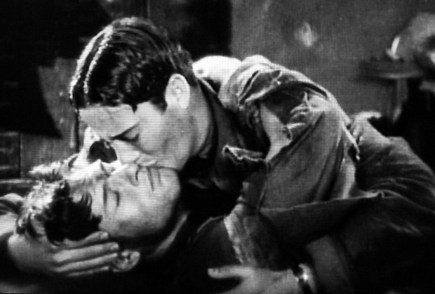 Já em 1927 (pasmem!), o vencedor do Oscar 'Wings' levou para as telonas, mesmo que de forma fraternal, o primeiro beijo entre dois homens (Foto: reprodução)