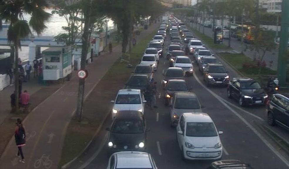 Fila para travessia de balsas entre Santos e Guarujá atingiu quilômetros de extensão nesta sexta-feira (22) — Foto: Reprodução/Departamento Hidroviário
