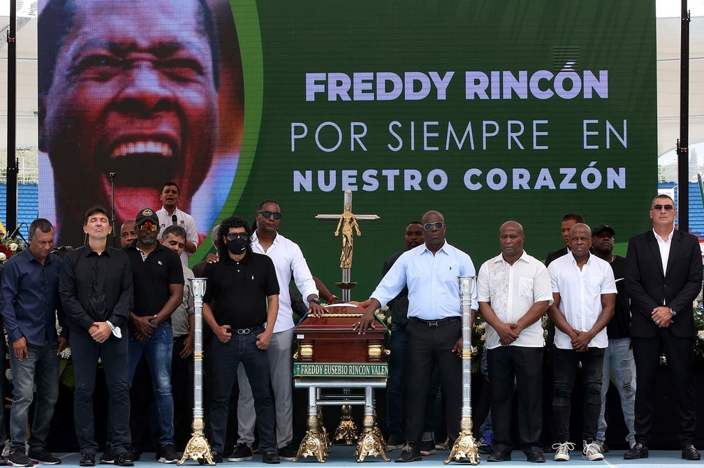 Fãs, familiares e ídolos do futebol colombiano se despedem de Freddy ...