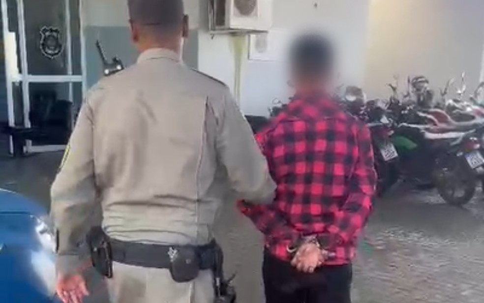 Homem é preso suspeito de tirar fotos de mulheres em banheiro de fast food, em Goiânia, Goiás — Foto: Divulgação/Polícia Militar