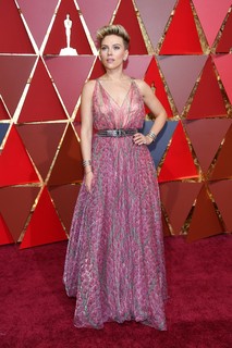 Para o Oscar 2017, Scarlett Johansson optou por uma criação do estilista com toque etéreo 