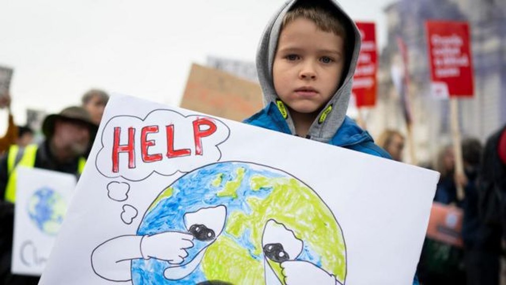 Um menino participando de protesto ambiental em Cardiff, no País de Gales, em novembro do ano passado — Foto: Getty Images/via BBC