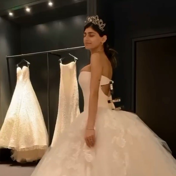 Mia Khalifa experimenta vestido de noiva e é bombardeada com comentários preconceituosos (Foto: Reprodução/Instagram)