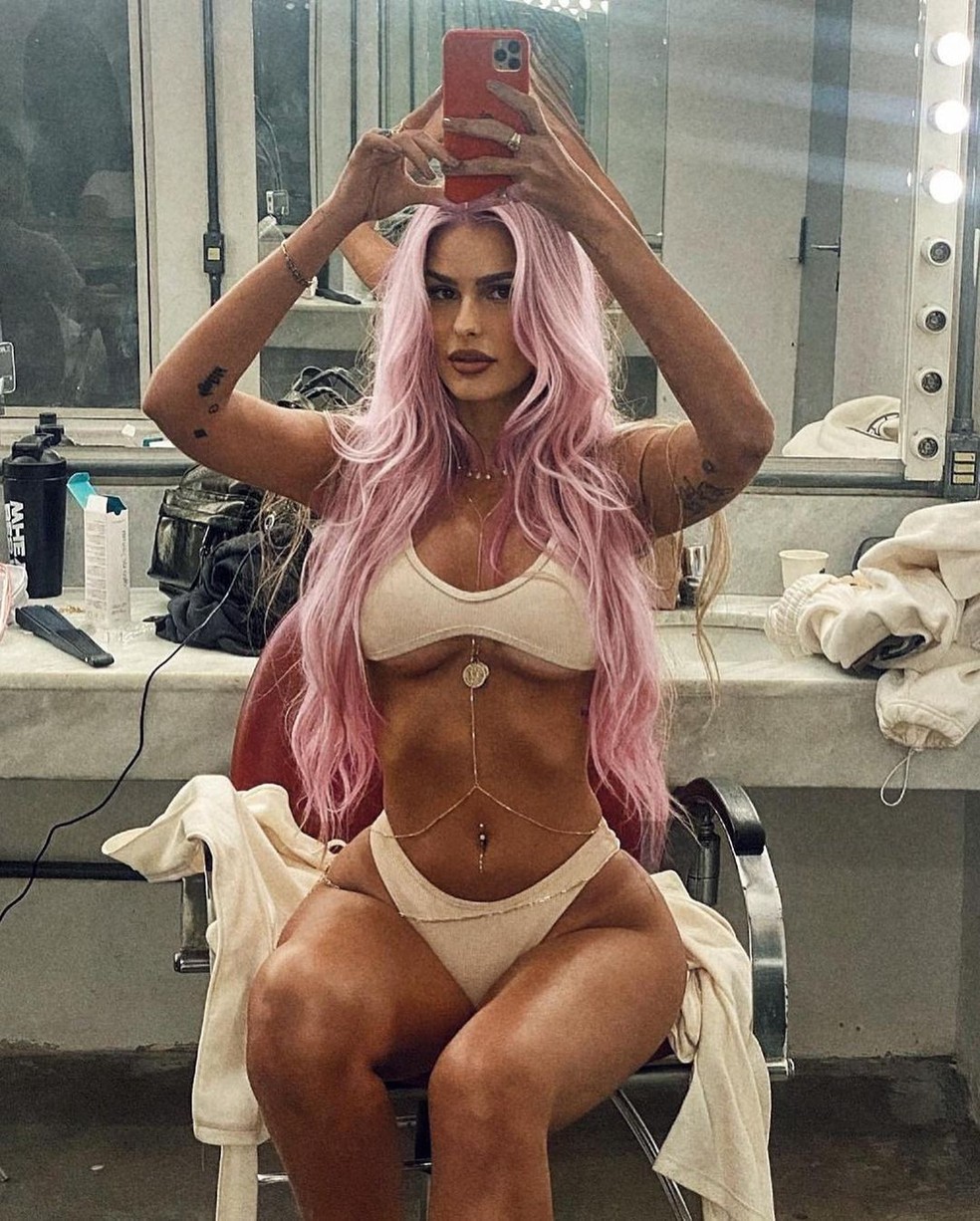 Yasmin Brunet com cabelo rosa — Foto: Reprodução / Instagram