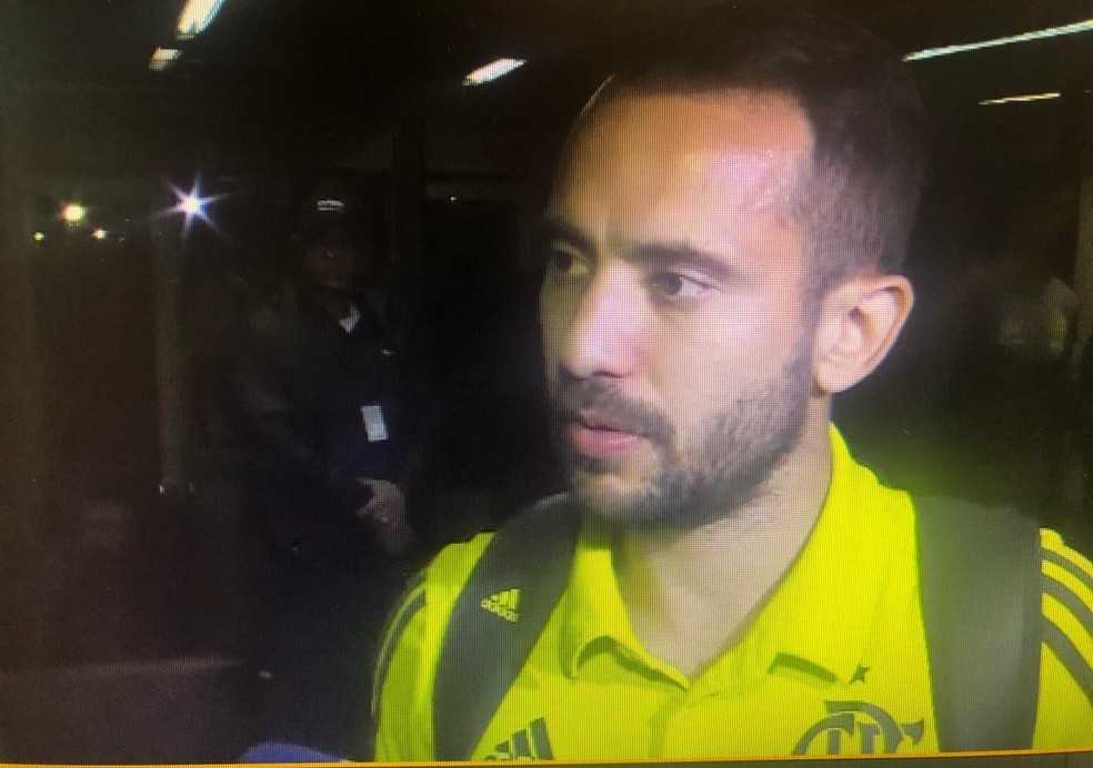 &Eacute;verton Ribeiro desembarque Flamengo &mdash; Foto: Amanda Kestelman