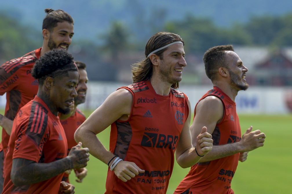 Marinho corre ao lado de Gustavo Henrique, Diego, Filipe Luís e Renê em seu primeiro treino pelo Flamengo — Foto: Marcelo Cortes/Flamengo