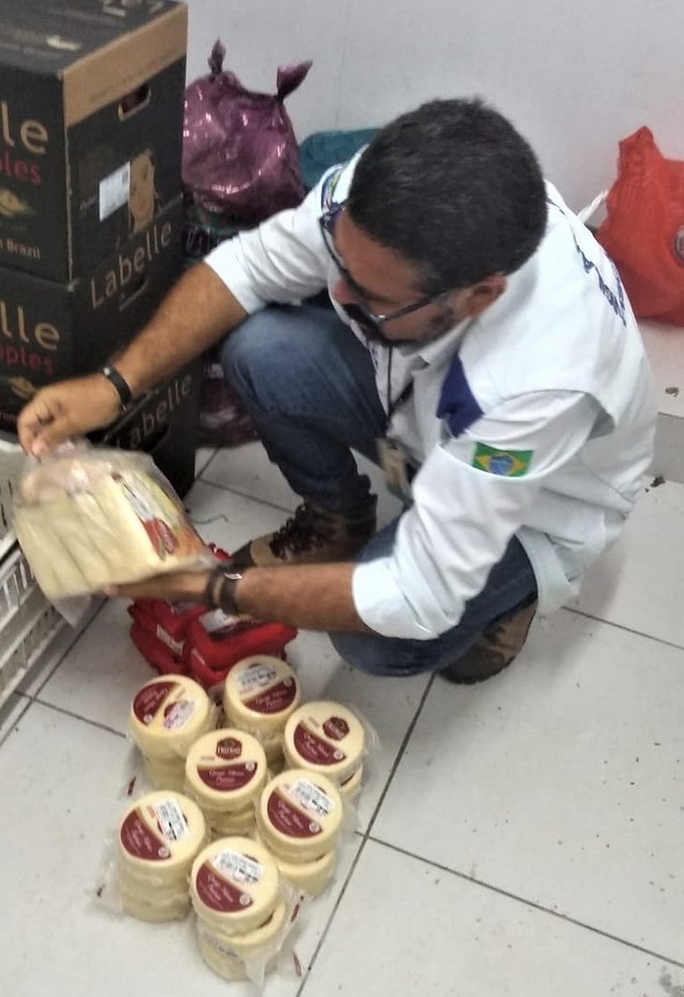 Fiscal da Vigilância Sanitária de Maceió analisa condições de alimentos — Foto: Visa Maceió