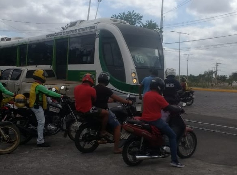 VLT de Sobral colidiu com uma caminhonete que estava parada sob os trilhos, na rotatória que leva à cidade de Massapê — Foto: Reprodução