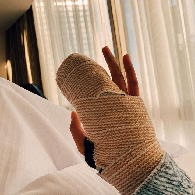 Imagem da cirurgia no dedo da atriz Liza Soberano (Foto: reprodução instagram)
