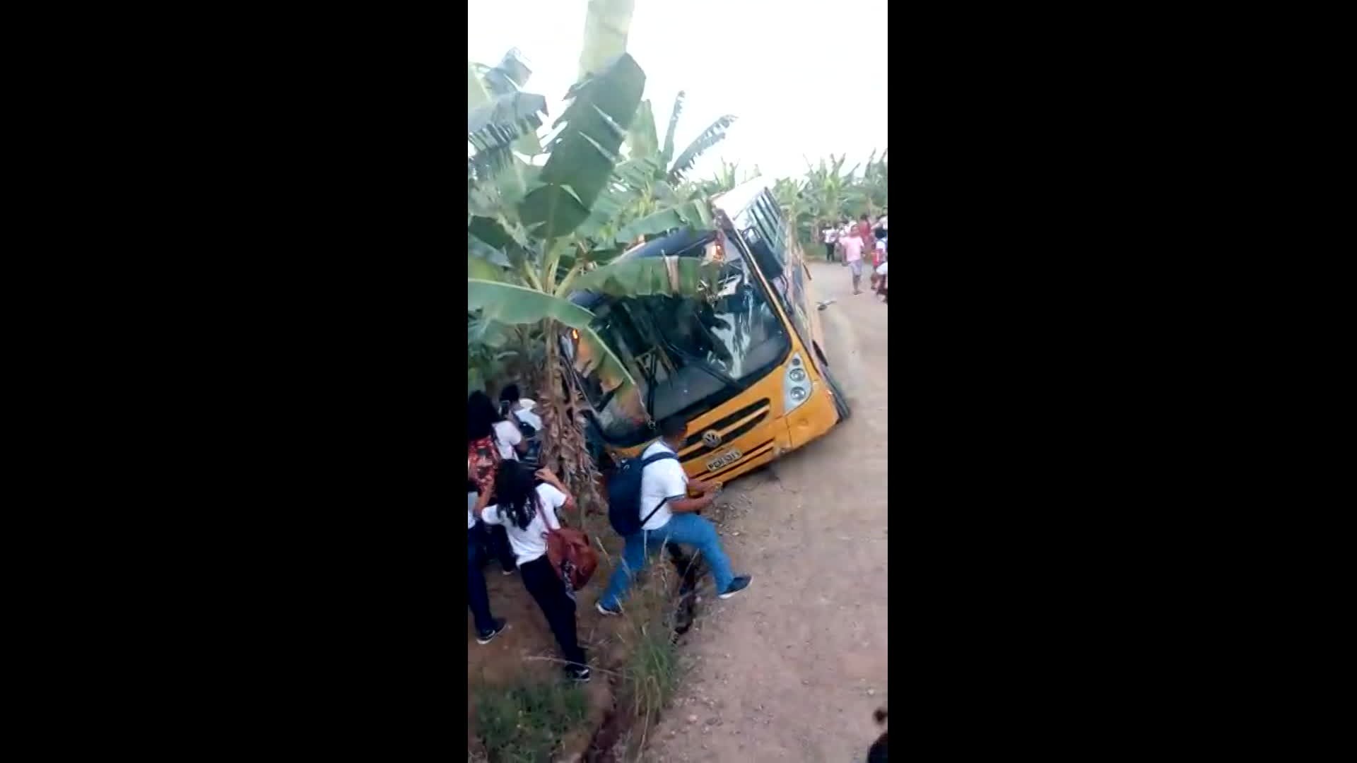 VÍDEO: Alunos pulam pela janela de micro-ônibus escolar após acidente em Vicência