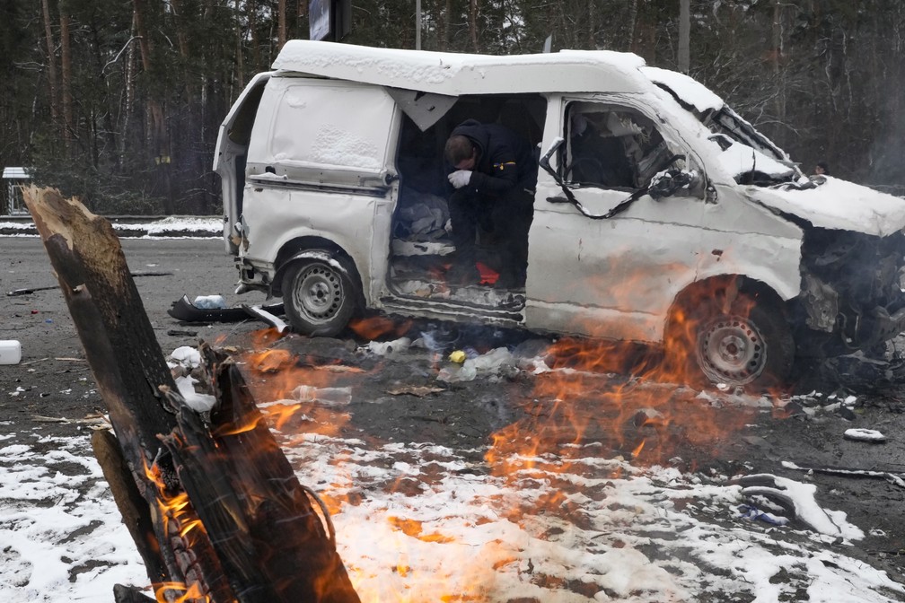 1º de março - Homem reage dentro de um veículo destruido por bombardeio em Brovary, perto de Kiev — Foto: Efrem Lukatsky/Reuters