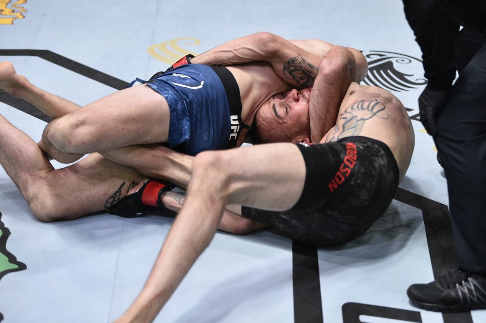 Julian Erosa aplicou uma gravata japonesa em Sean Woodson no UFC: Poirier x Hooker — Foto: Getty Images