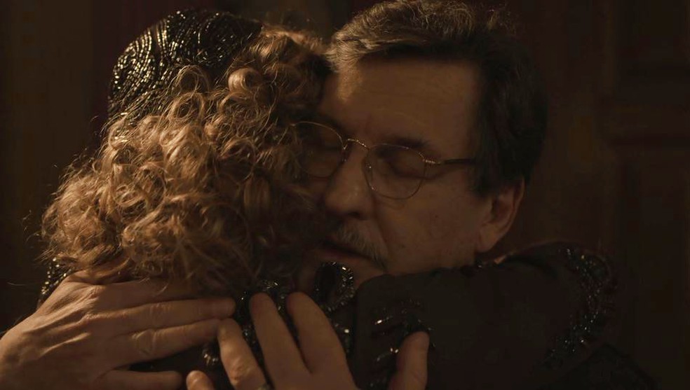 Júlio (Antonio Calloni) e Marion (Ellen Rocche) se abraçam em 'Éramos Seis' — Foto: Globo