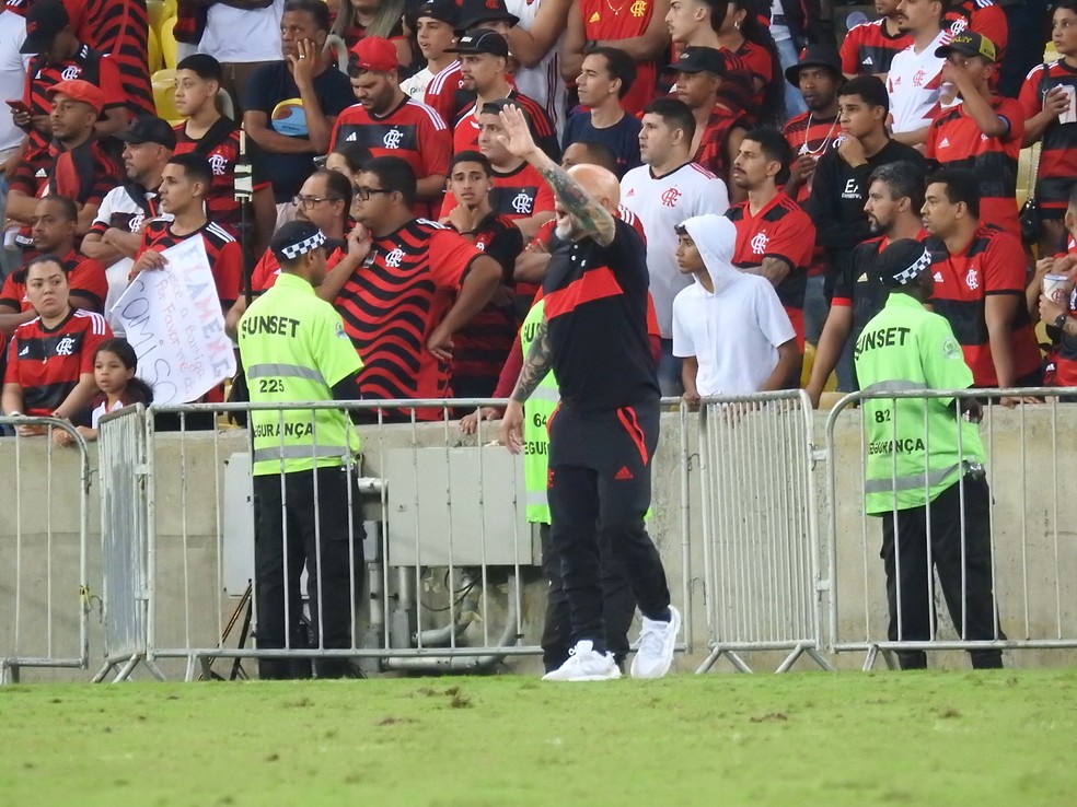 Sampaoli grita e pede calma ao Flamengo em partida contra o &Ntilde;ublense &mdash; Foto: Fred Gomes