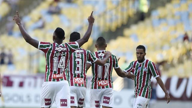 Digão levanta as mãos e festeja o gol da vitória do Fluminense sobre o Botafogo