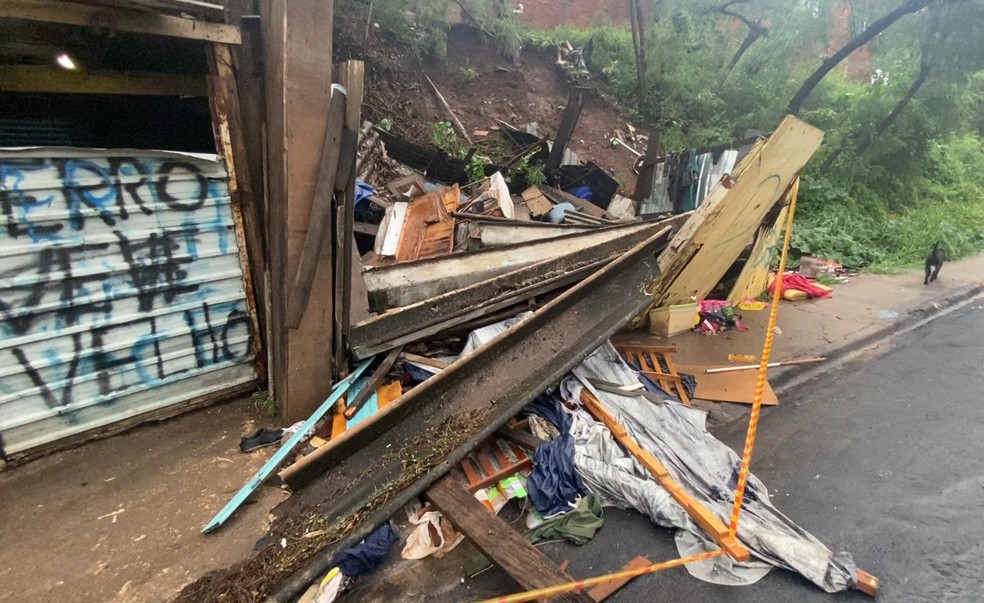 Deslizamento destruiu moradia em comunidade de Piracicaba — Foto: Edijan Del Santo/ EPTV