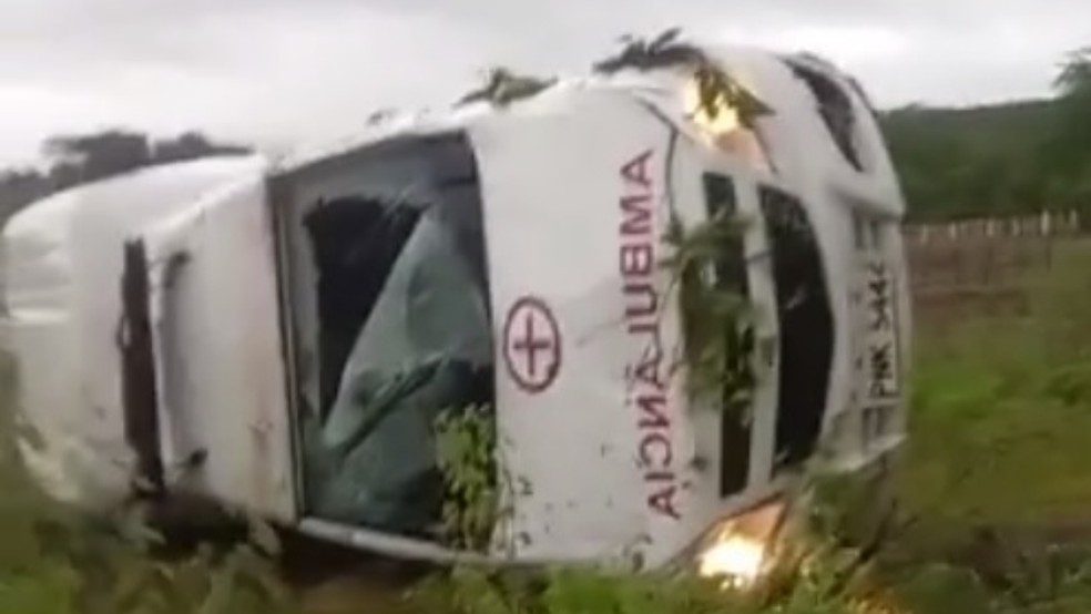 Ambulância com paciente tomba em dia de chuva em Tauá, no interior do Ceará — Foto: Reprodução