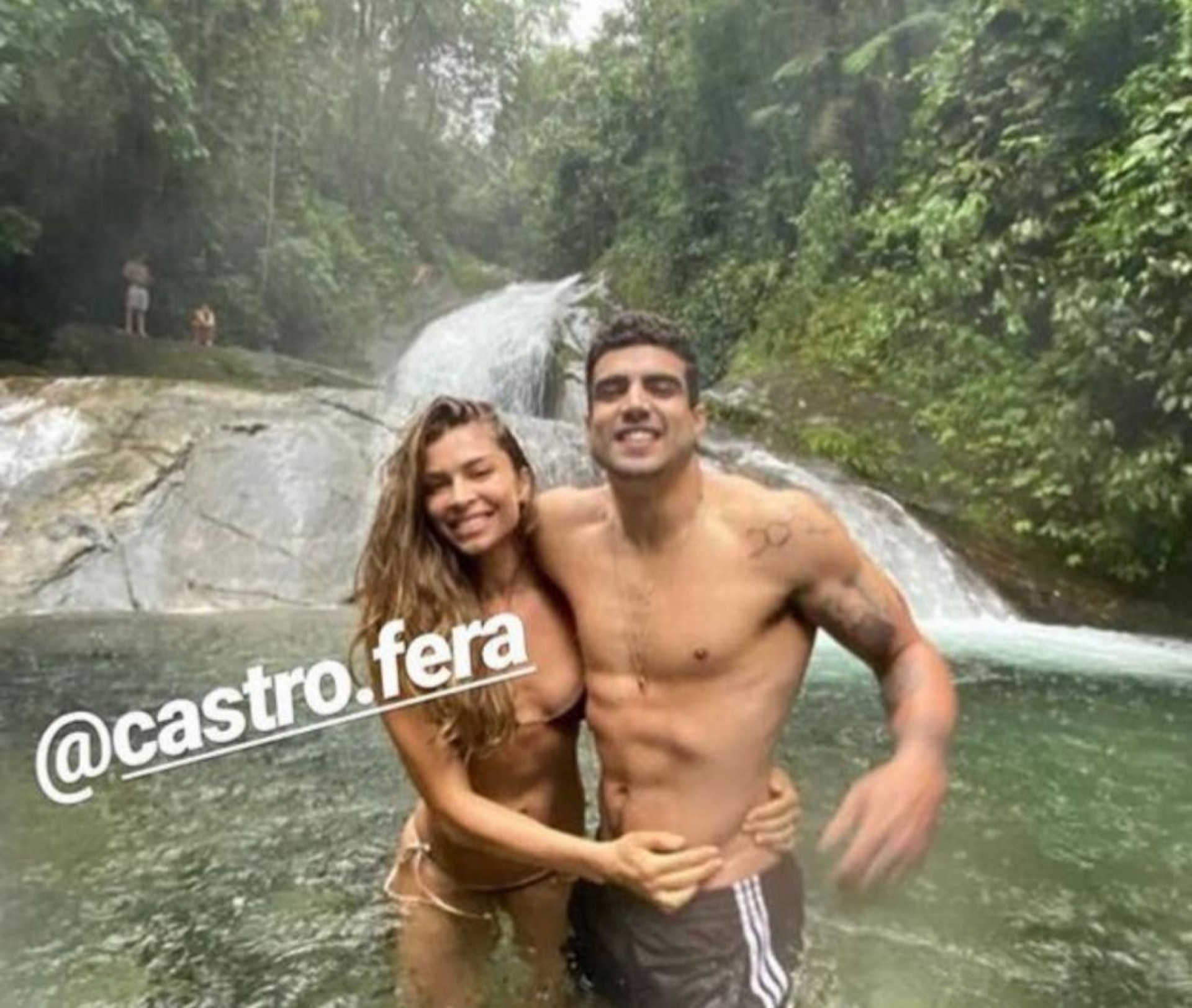 Caio castro e Grazi Massafera em cachoeira (Foto: Reprodução/Instagram)