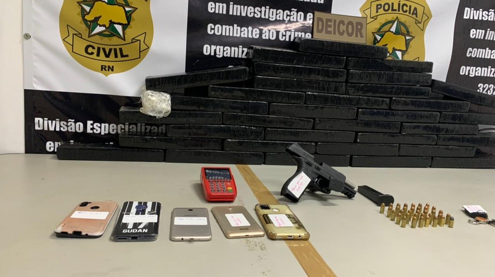 Polícia Civil apreende cerca de 40 tabletes de maconha durante ação em Nova Parnamirim — Foto: Anna Alyne Cunha/Inter TV Cabugi