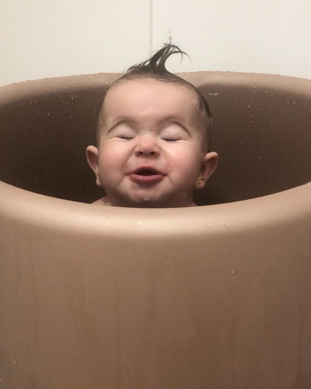 Lara se diverte no banho antes de ida ao pediatra (Foto: Reprodução/Instagram)