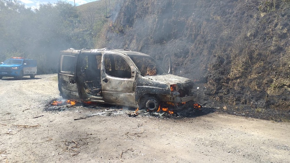 Um dos carros de serviço de instalação de internet atacados pelo grupo. Veículo foi encontrado incendiado em Barra Mansa — Foto: Redes Sociais