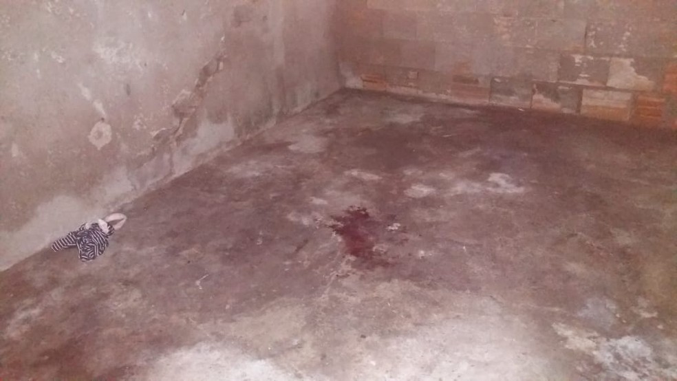 Policiais encontraram marcas de sangue na residência em Iguape, SP — Foto: Divulgação/Polícia Militar