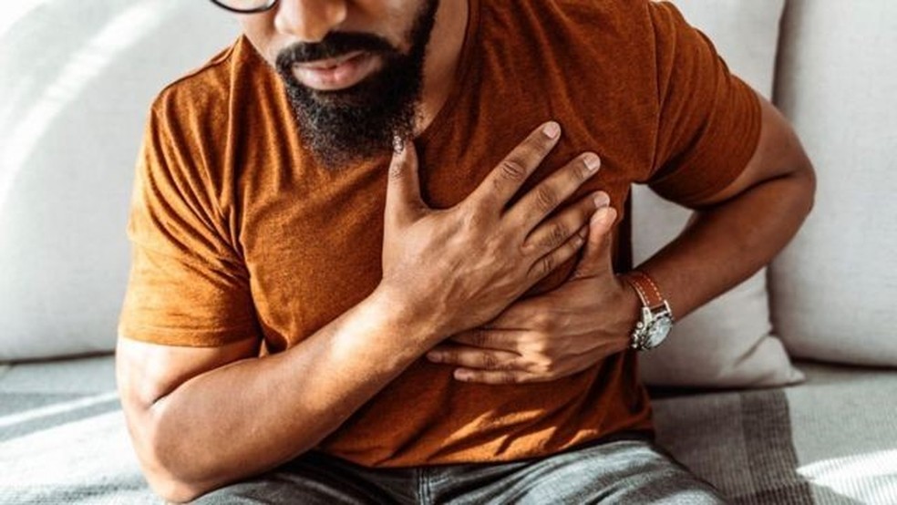 Médicos britânicos estão fazendo uma campanha para que as pessoas fiquem mais atentas aos primeiros sintomas comuns do infarto — Foto: Getty Images via BBC
