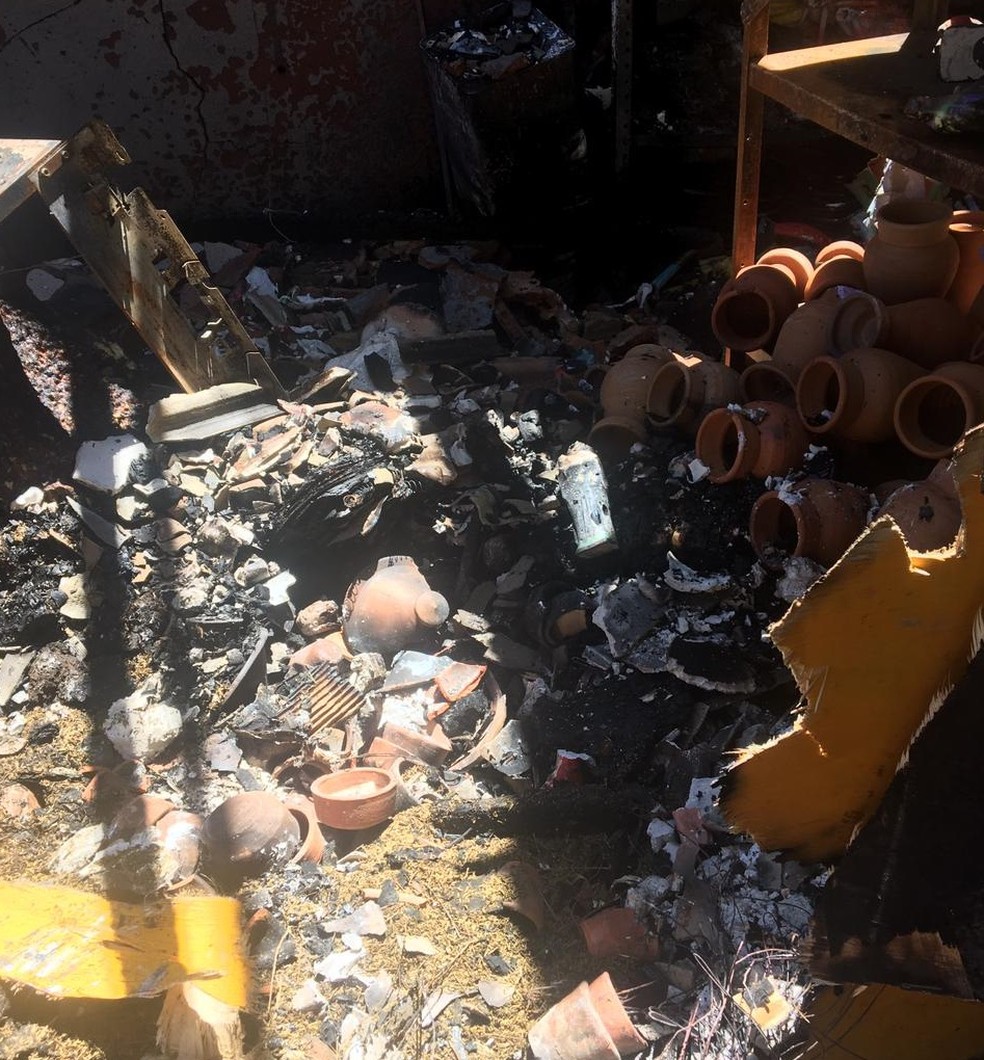 Barraca destruída pelo fogo no Mercado da Produção de Maceió — Foto: Douglas Lopes/ TV Gazeta