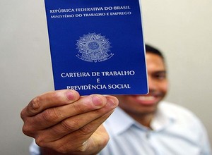 Homem exibe carteira de trabalho Desemprego no Brasil Emprego (Foto: Divulgação)