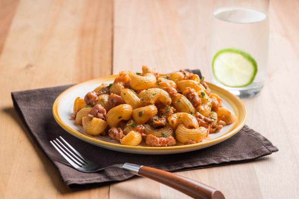 O molho de tomate com linguiça combina bem com o macarrão caracol — Foto: Divulgação / Kitano