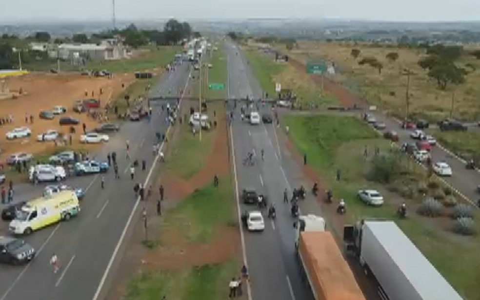 Manifestantes bloqueiam a BR-040, em Luziânia, Goiás — Foto: Reprodução/TV Anhanguera