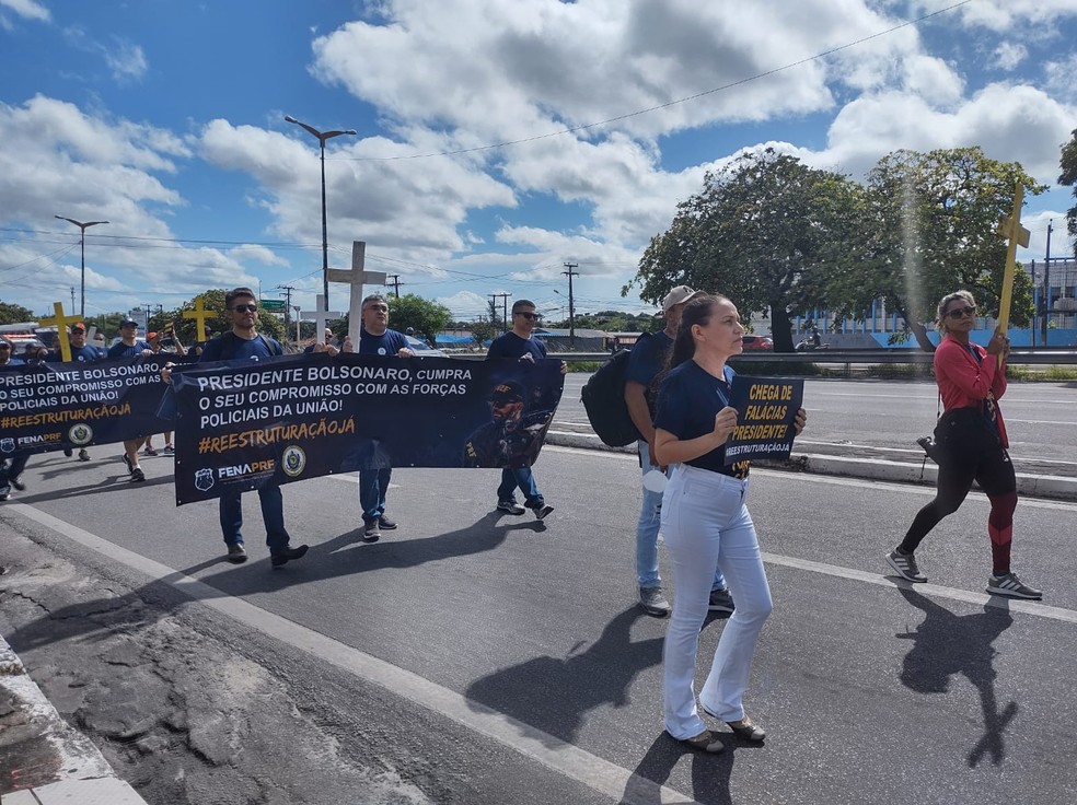 Policiais rodoviários federais realizam protesto em Fortaleza, na manhã desta quinta-feira (26). — Foto: Darley Melo/ SVM