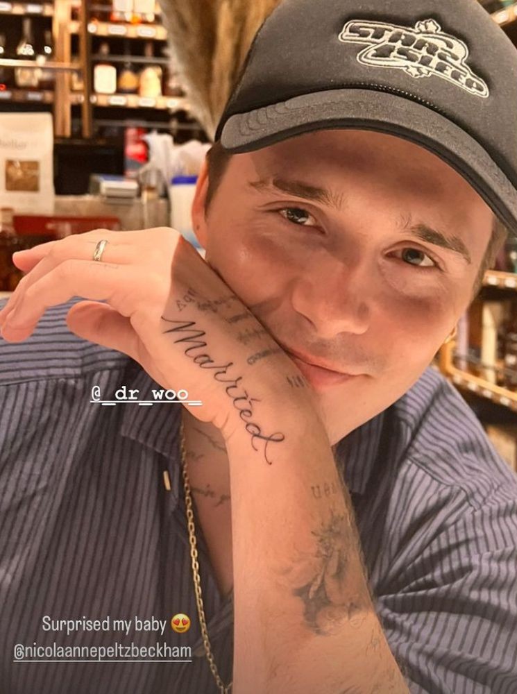 Brooklyn Beckham tatuou a palavra married (casado ou casados, em português) para homenagear Nicola Peltz (Foto: Reprodução / Instagram)