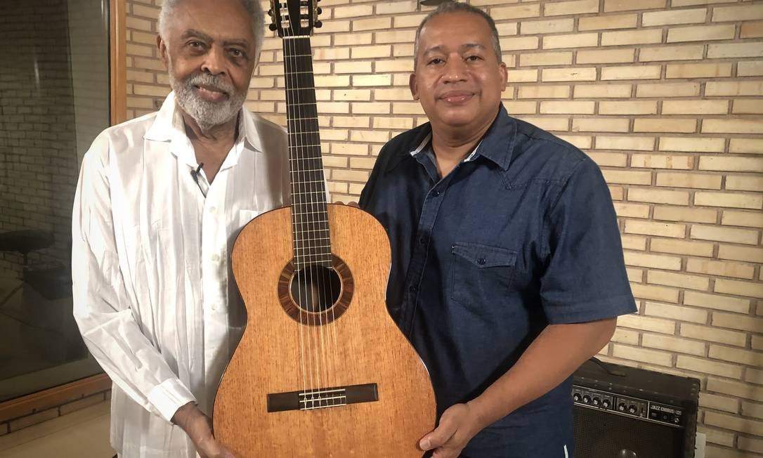Gilberto Gil e Davi Lopes com o violão feito com madeiras do incêndio  (Foto: Globo/Divulgação)