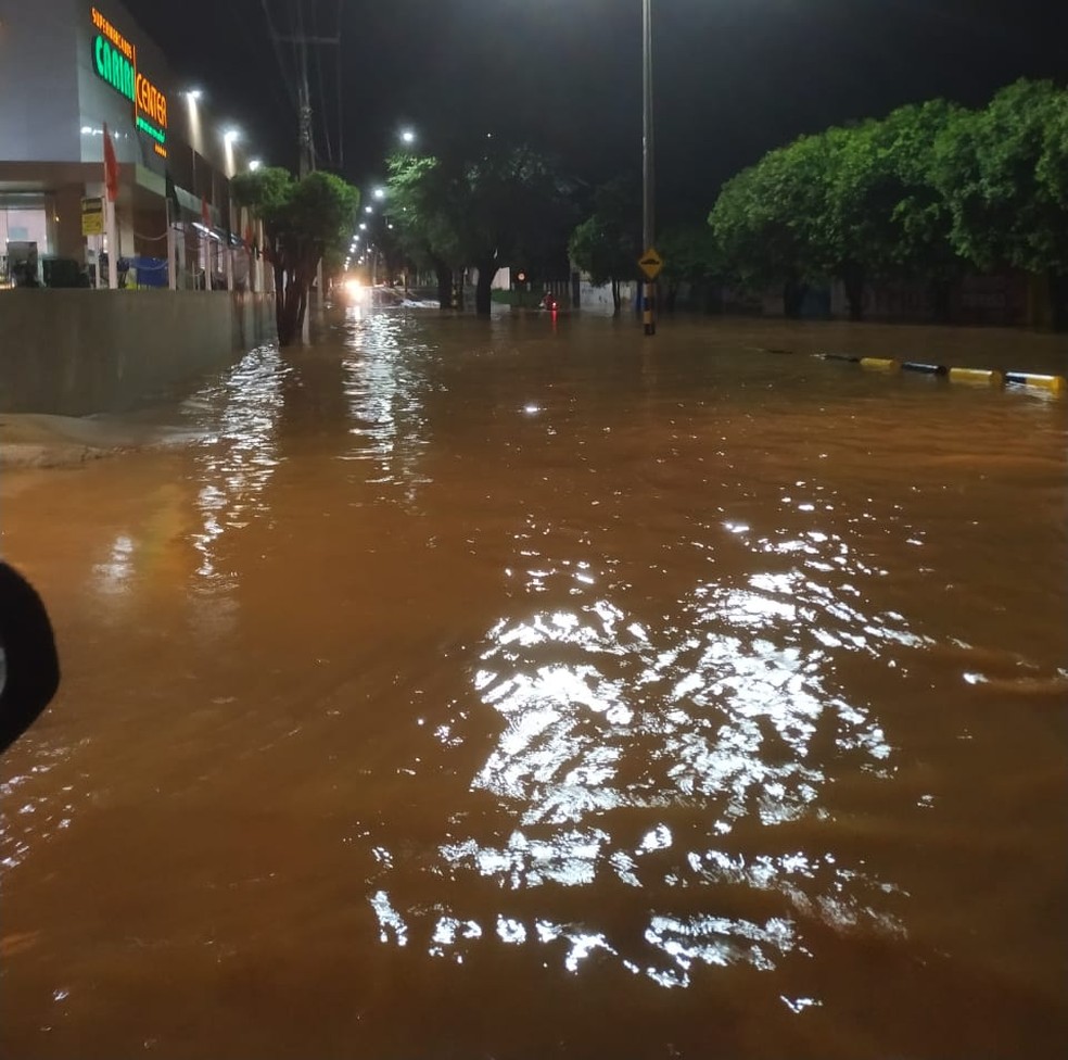 Avenidas ficaram cobertas pela água em Juazeiro do Norte — Foto: Reprodução