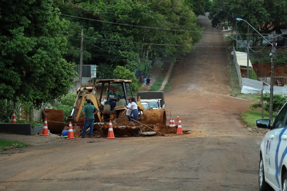 Máquinas da prefeitura trabalham para fazer reparos em ruas afetadas pela chuva — Foto: Prefeitura de Cascavel