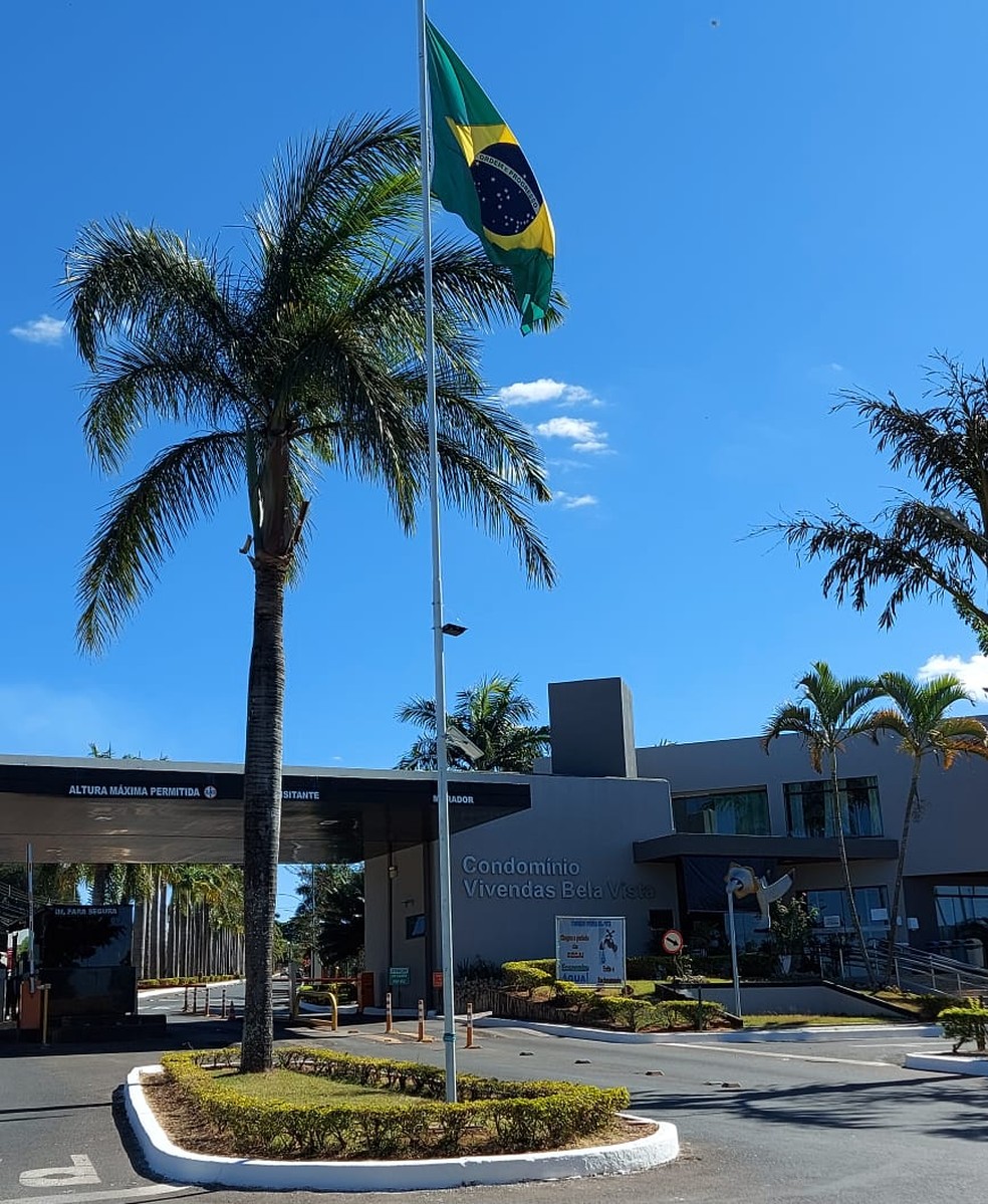 Mastro com bandeira do Brasil instalado em condomínio do DF — Foto: Arquivo pessoal