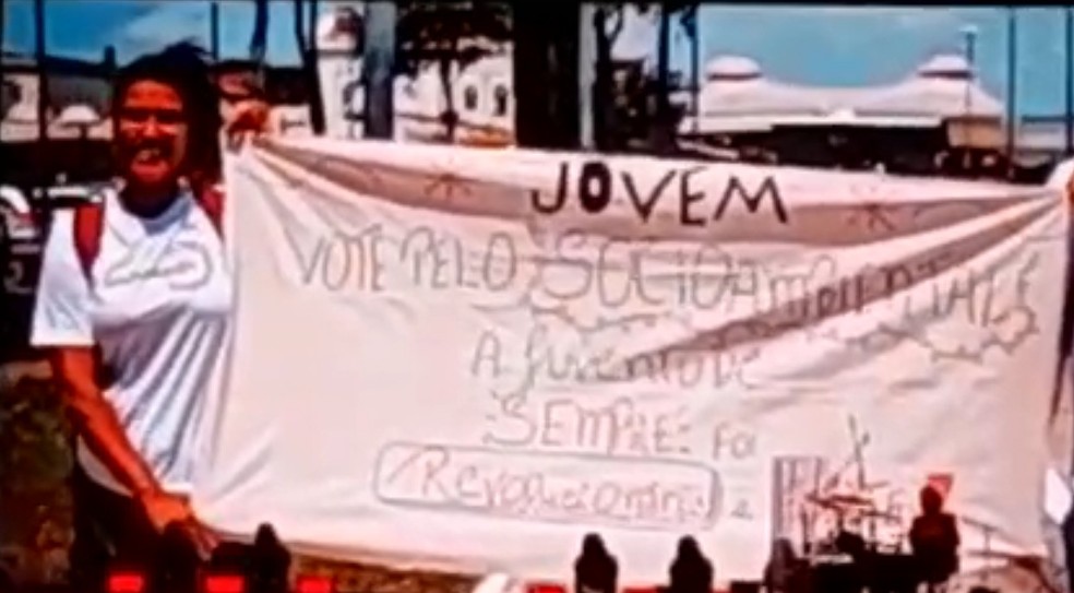 Imagem do telão de Billie Eilish com protestos em português — Foto: g1