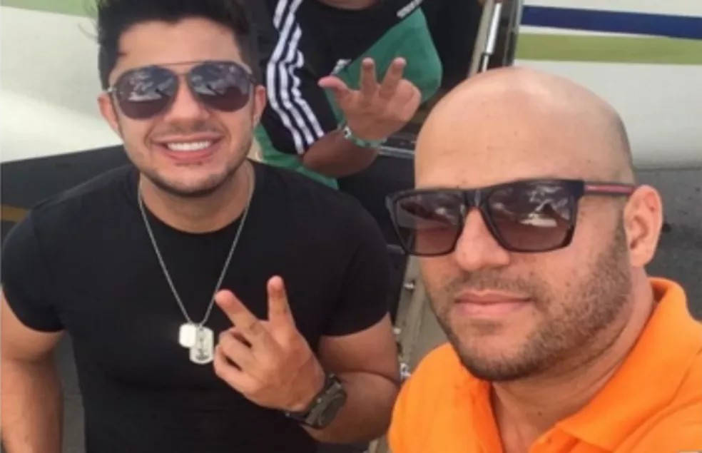 Cristiano Araújo junto a Ronaldo Miranda, motorista condenado pelo acidente que causou morte do cantor  — Foto: Reprodução/TV Anhanguera