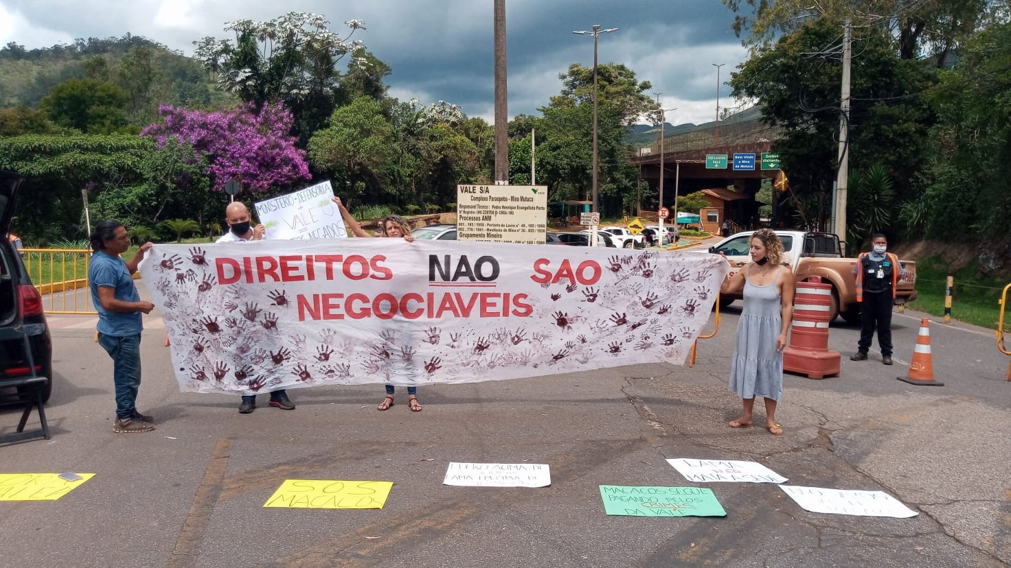 Moradores de Macacos fazem protesto em frente à mina da Vale, na Grande BH 