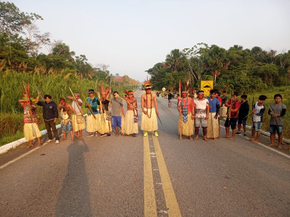 Contra marco temporal indígenas voltam a protestar e fecham rodovia no
