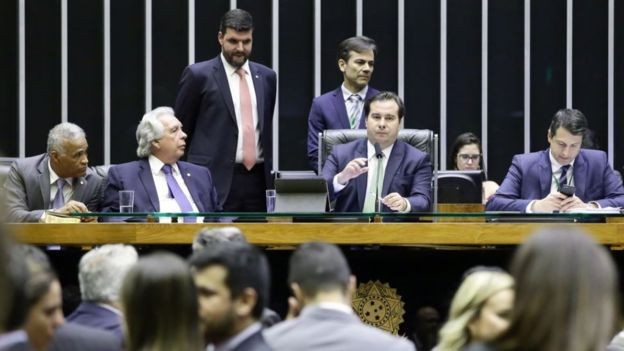 A reforma prevê regras que devem reduzir o valor das aposentadorias dos civis (Foto: AGÊNCIA CÂMARA, via BBC News Brasil)