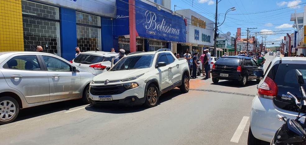 Criminosos em fuga com caminhonete carregada de maconha batem em carros no centro de Pompeia — Foto: Arquivo pessoal