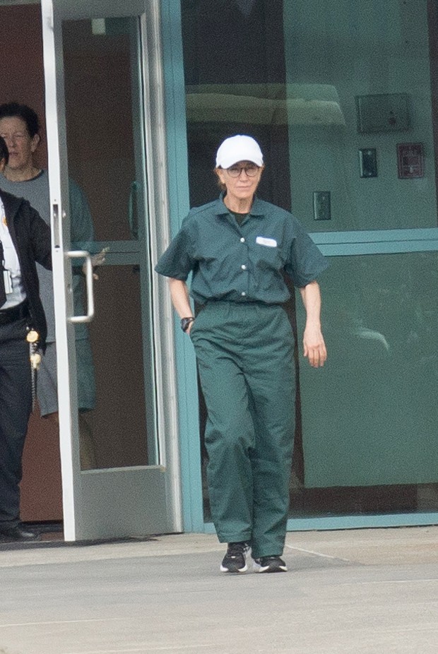 Felicity Huffman é clicada com roupas do sistema penitenciário pela primeira vez (Foto: Grosby Group)