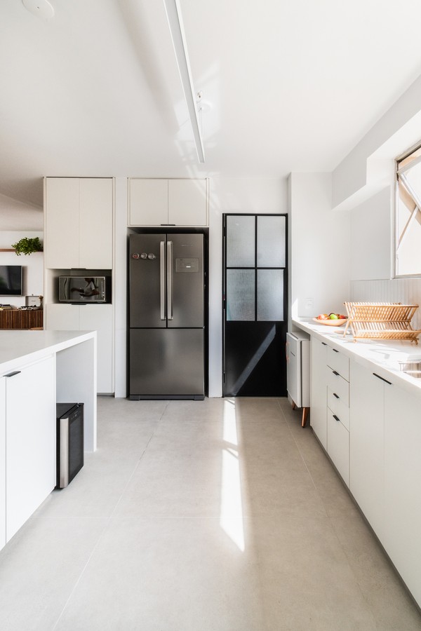 Apartamento de 1975 tem cozinha de chef, tons claros e muita luz natural (Foto: Júlia Novoa @novoajuliaa)