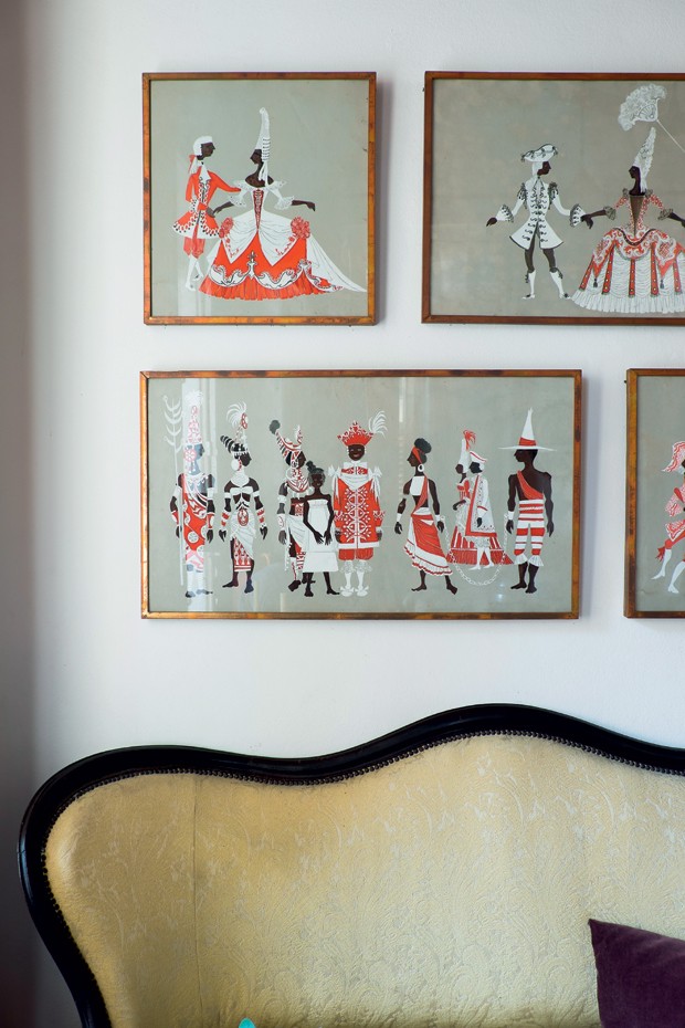 O sofá bege comprado da amiga e arquiteta Bel Lobo fica abaixo de quadros com desenhos originais do desfile da escola samba Salgueiro com enredo sobre a Xica da Silva.  (Foto: Lufe Gomes/Life by Lufe)