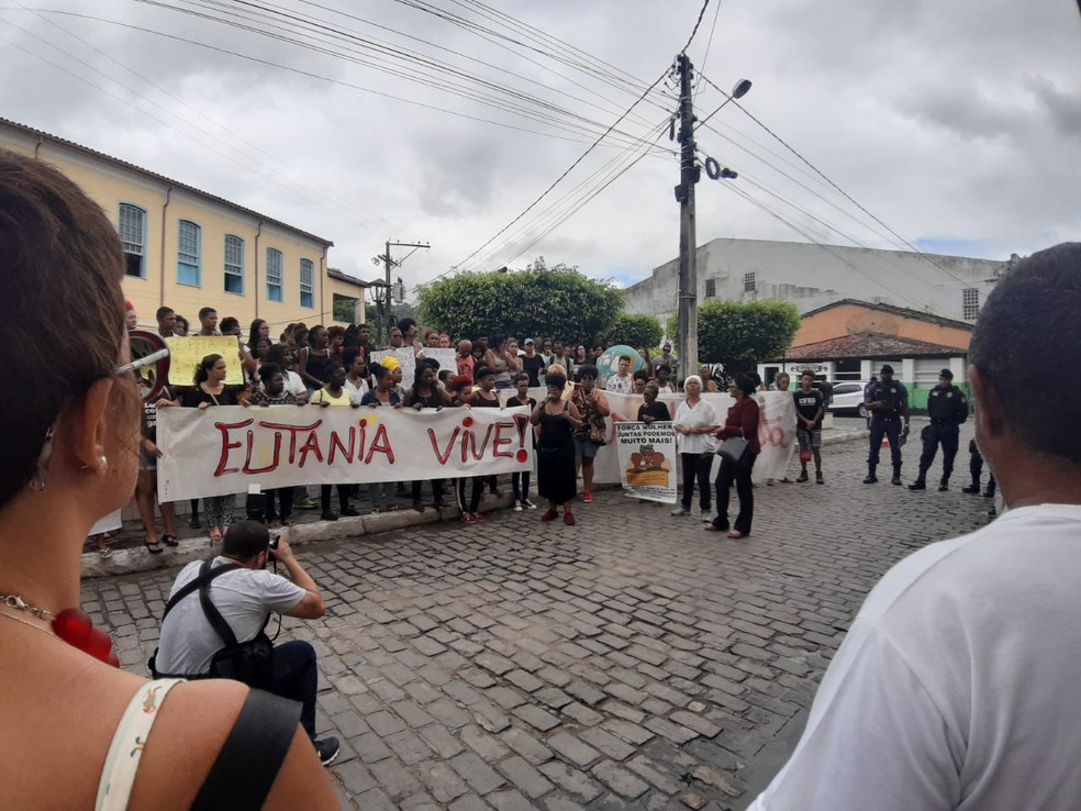 Grupo realizou protesto em Cachoeira pelo assassinato de estudante  — Foto: Raphael Marques/TV Bahia